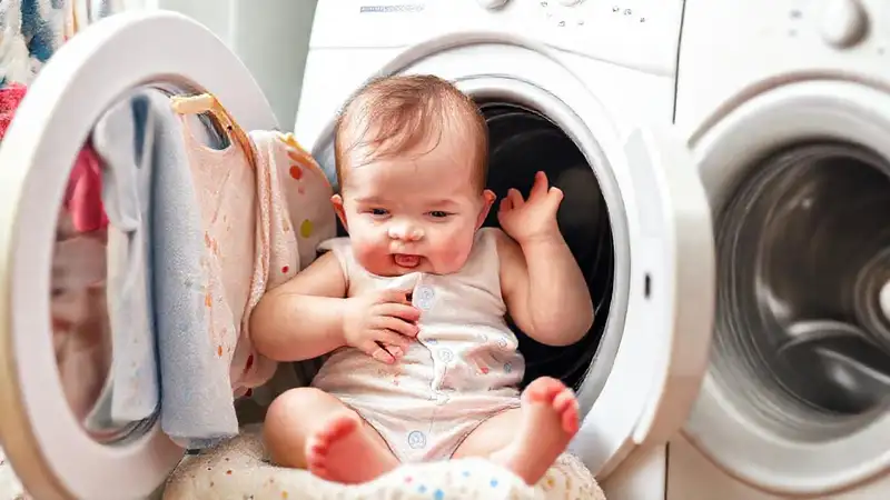 Una madre limpia ropa infantil con cuidado
