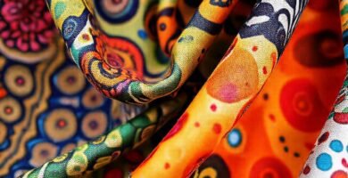 Patrones vibrantes y textiles se exhiben