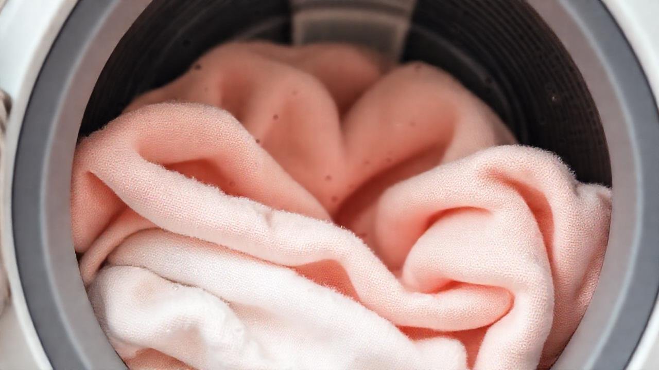 Ropa suave lava burbujea alegremente