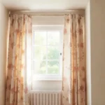 Una habitación luminosa y minimalista