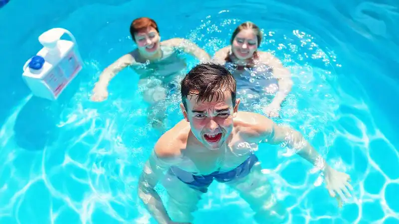 Familia feliz en piscina azul y limpia