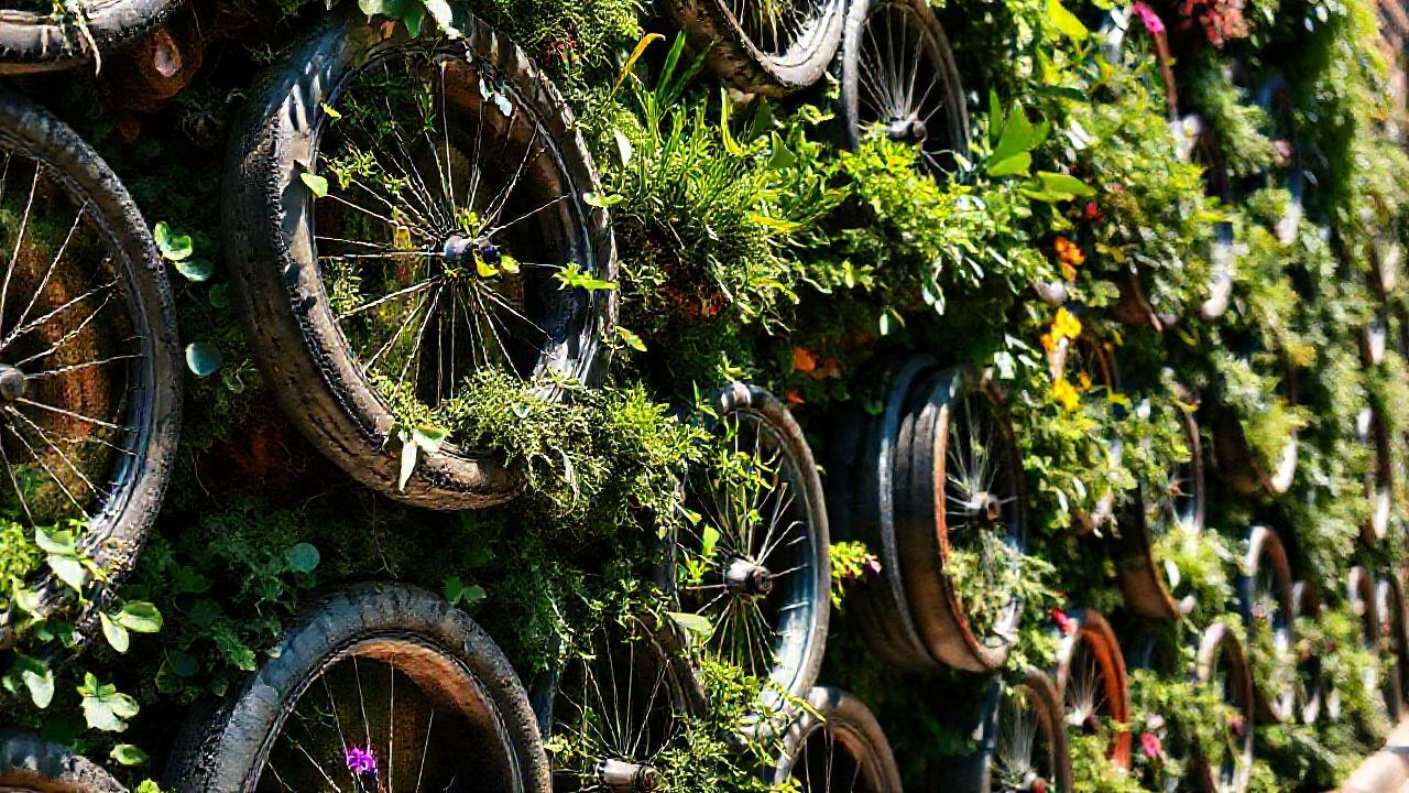 Un jardín vertical urbano vibrante y colorido