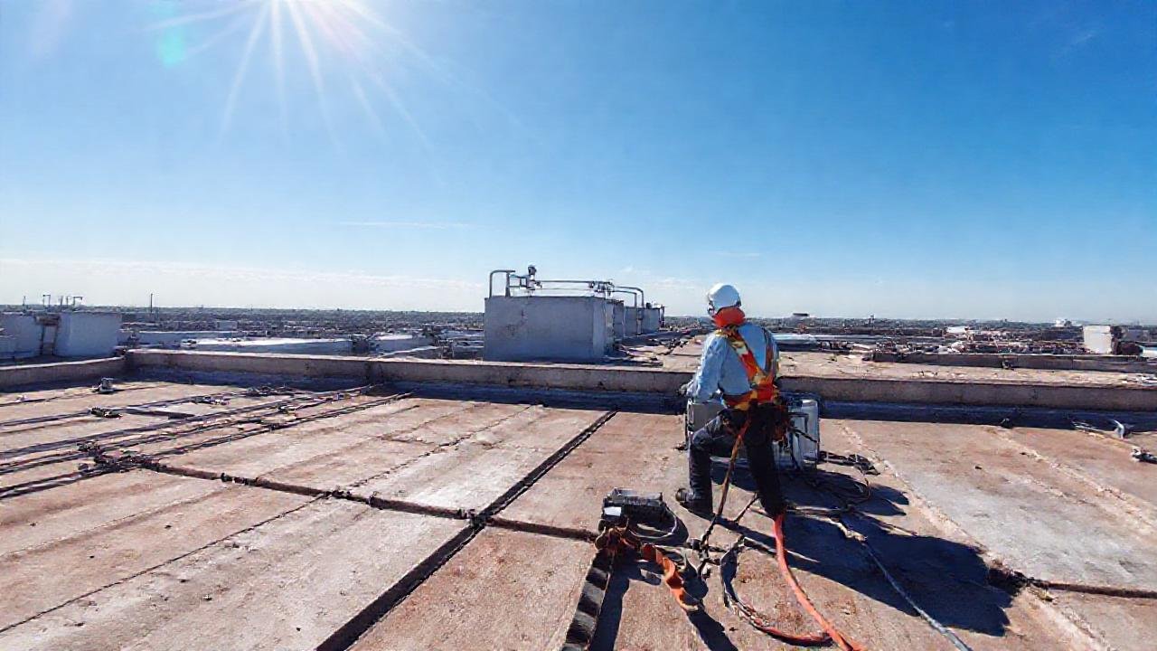 Limpieza profesional en techos desafiantes