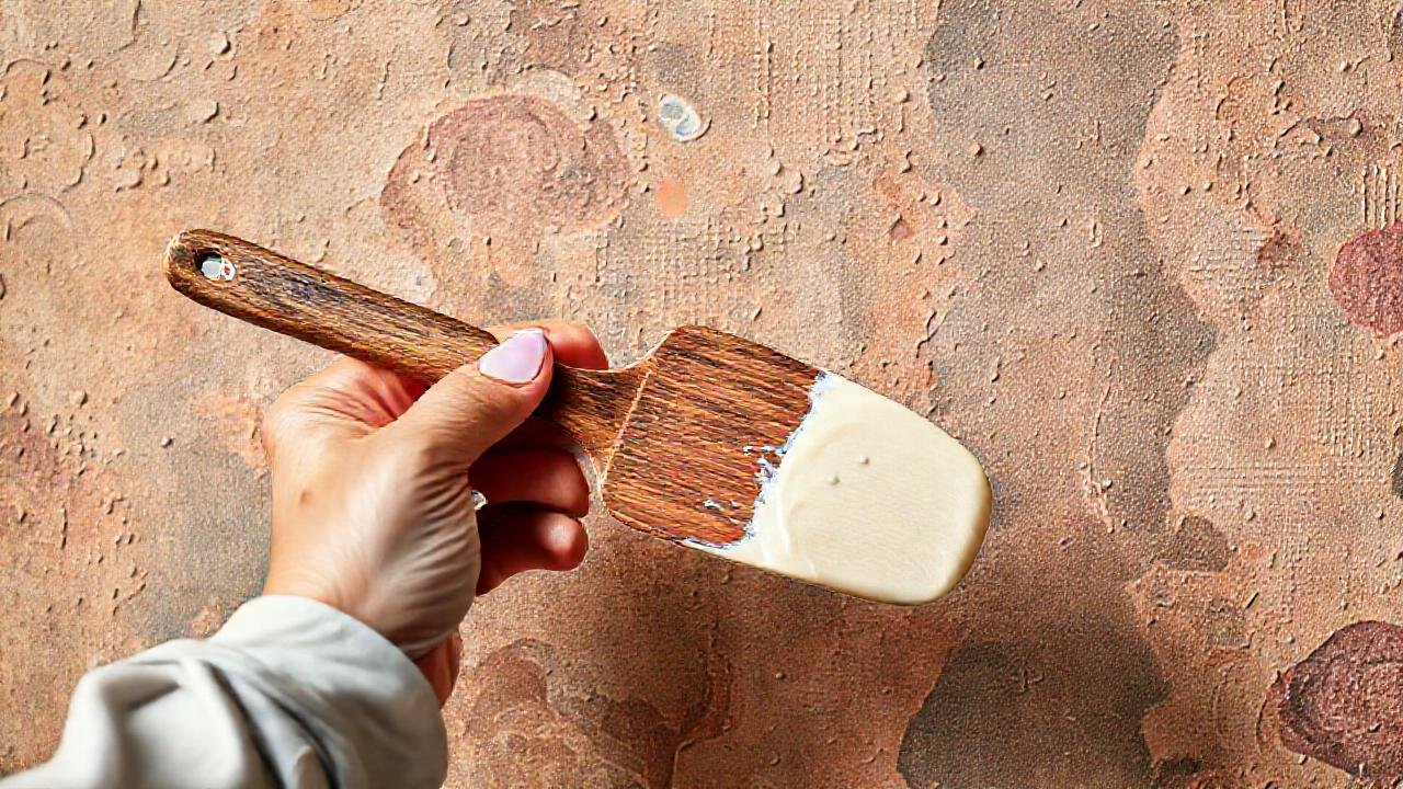 Manos profesionales decoran un fondo vibrante