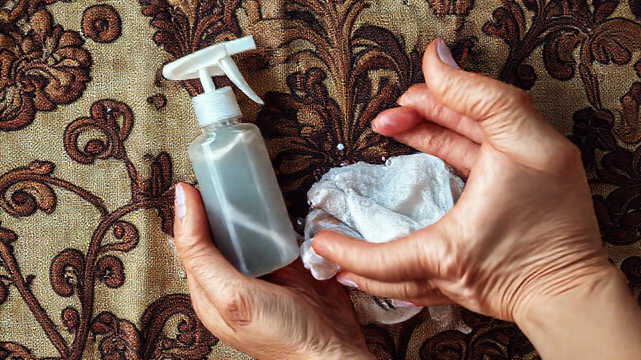 Manos limpian delicadamente el tapiz antiguo