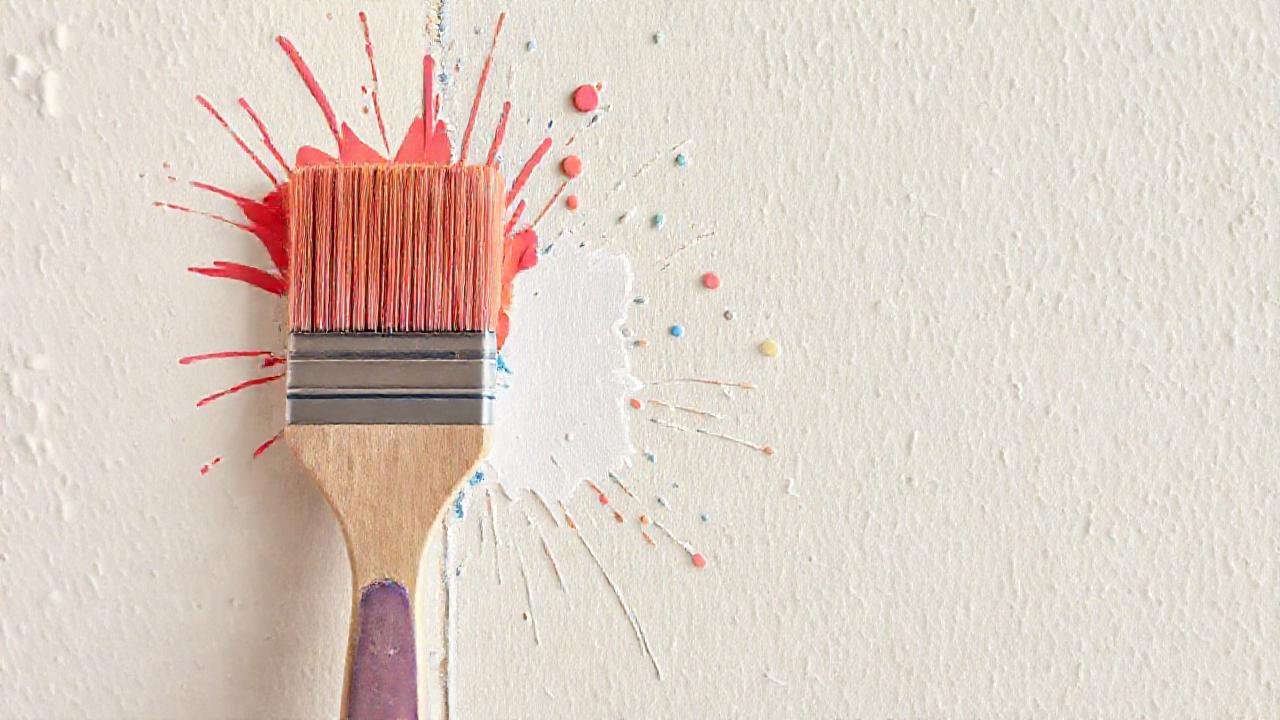 Pintura y guía preparan la pared