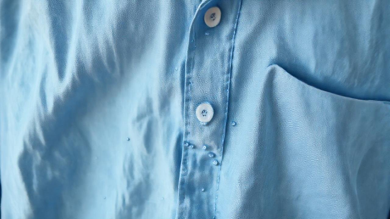 Una camisa azul descolorida, suavemente vaporizada