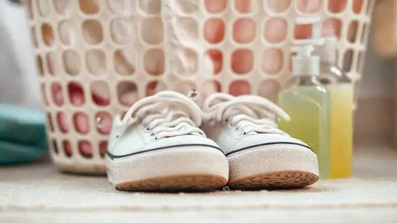 Cesto de ropa con delicados detergentes