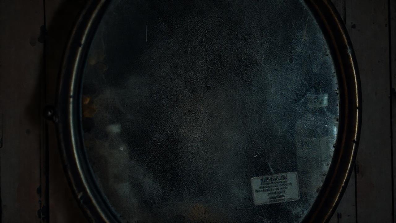 Espejo antiguo, reflejo borroso y desolado