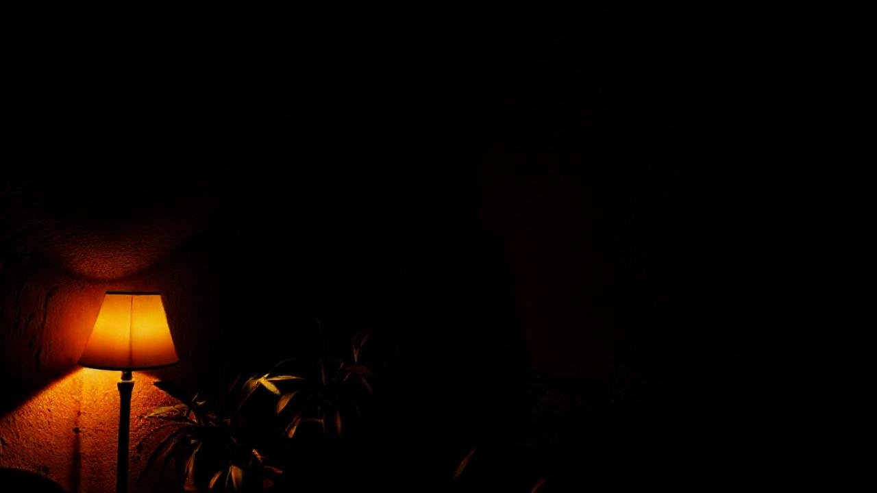 Una habitación oscura y acogedora